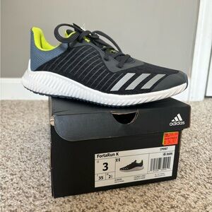 NIB Boys Adidas FortaRun K sneakers size 3